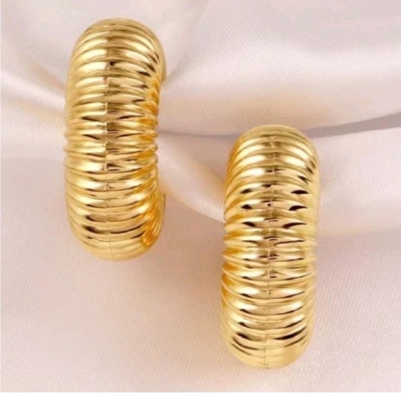 Sculpted Gold Ribbed Hoop Earrings - Picture 2 of 4